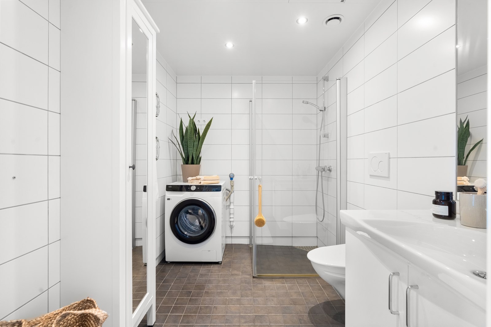 Badet er delikat innredet med gulv- og veggfliser, downlights i himling og gulvvarme. Galleribilde