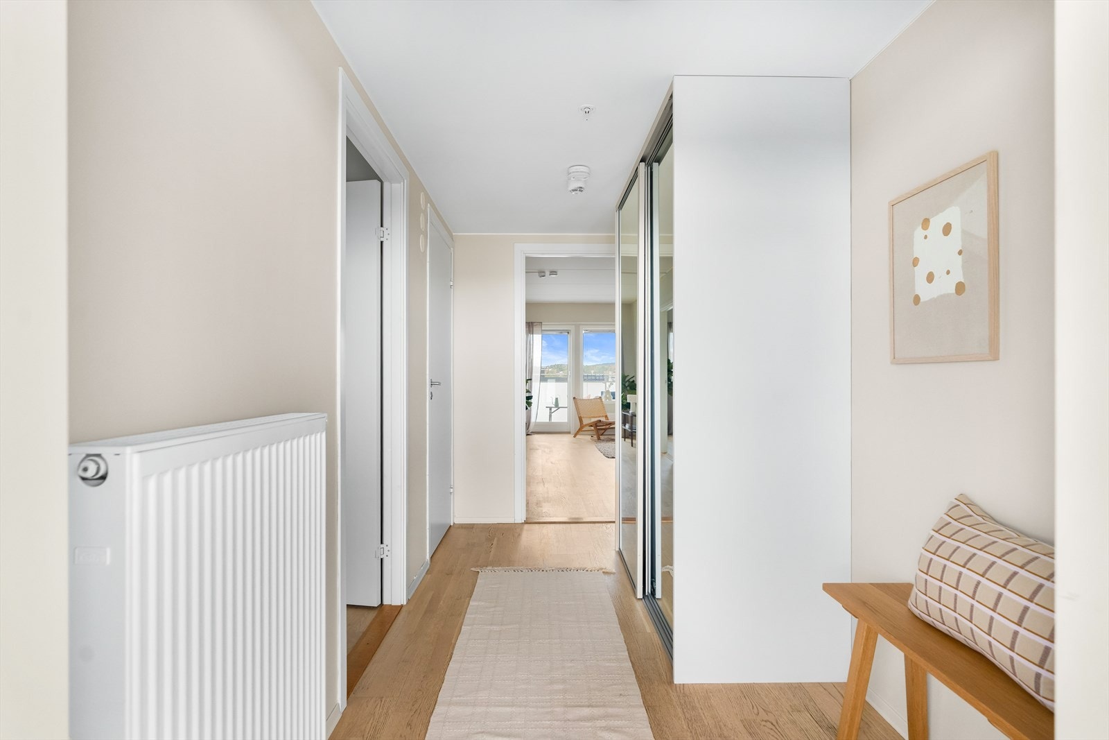 Lyst og innbydende inngangsparti med masse plass til oppbevaring av sko og yttertøy. Galleribilde