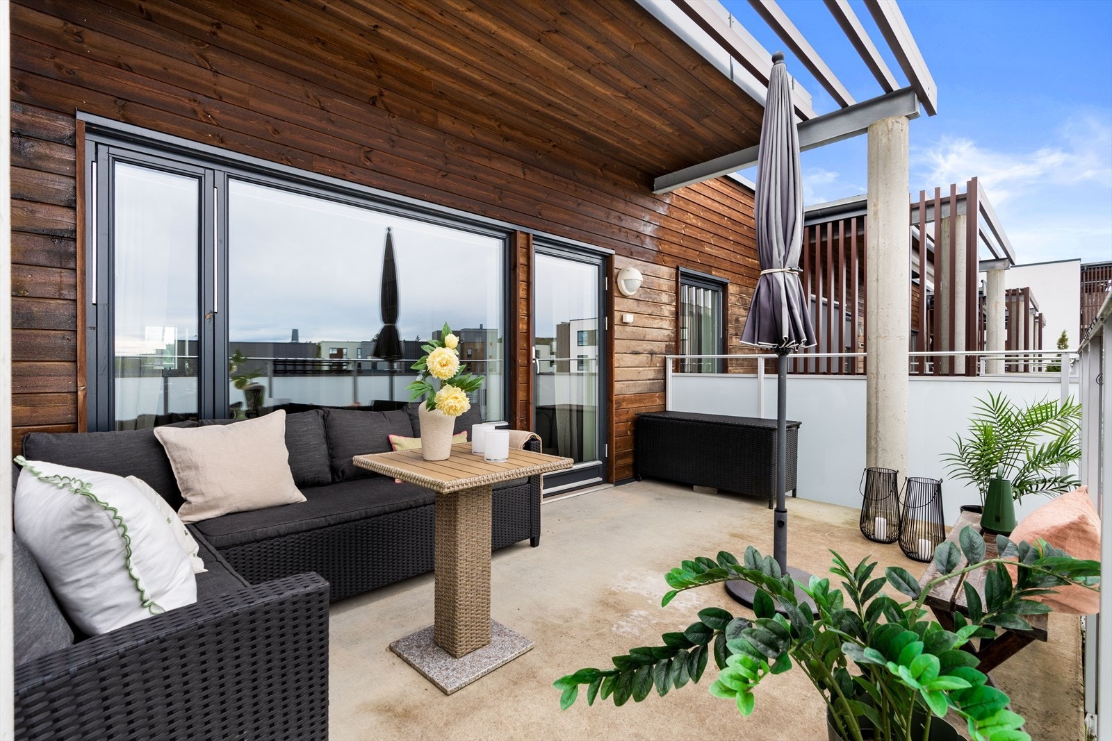 En romslig og moderne 3-roms leilighet i toppetasjen med god planløsning. Pent og opparbeidet boområde med blokker, grøntområder og lekeapparater. Galleribilde