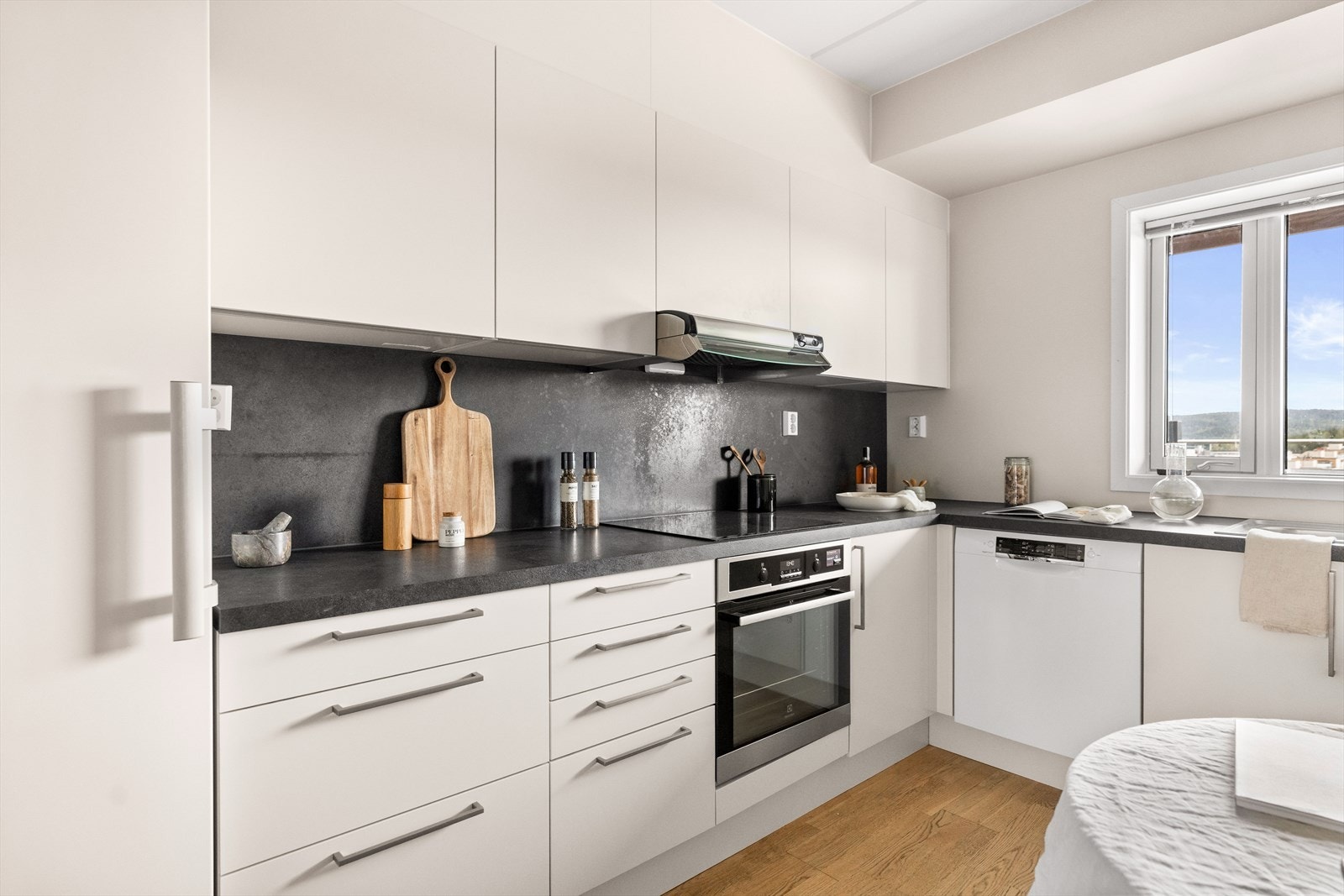 Her er det godt med benkplass og masse plass til oppbevaring. Galleribilde