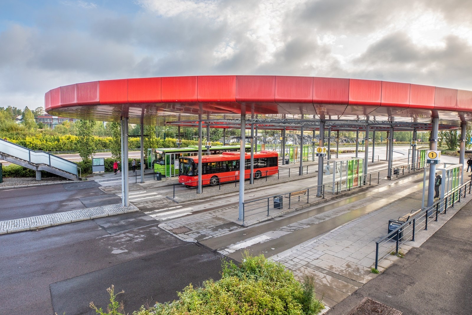 Kort gangavstand til Lørenskog Sentrum. Her finner du hyppige avganger mot Oslo Bussterminal, Helsfyr, Økern og Lillestrøm. Ekspressavganger i rushtiden. Galleribilde