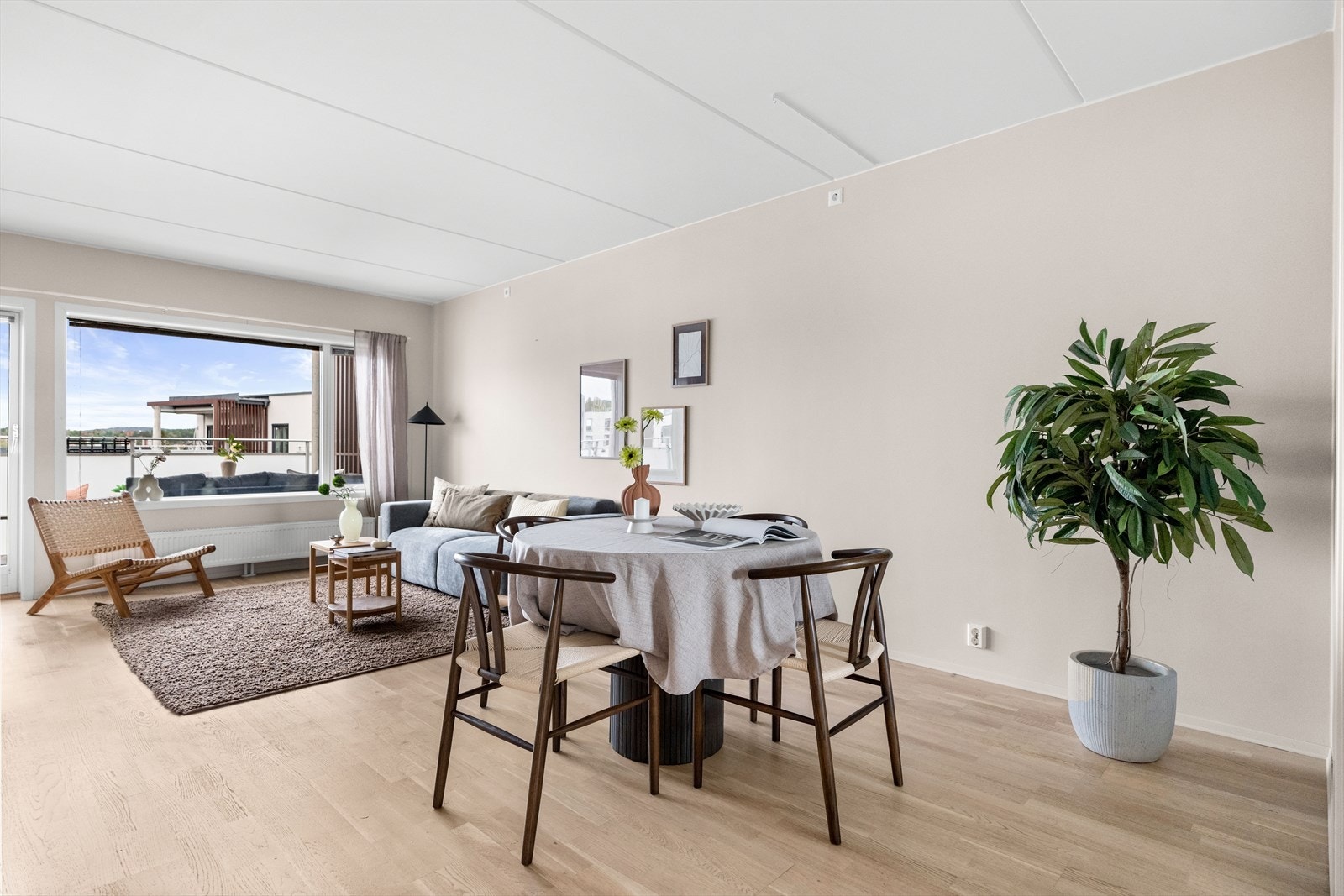 Stuen er stilren med plass til både sofakrok og spiseplass- et naturlig samlingspunkt i hjemmet. Galleribilde