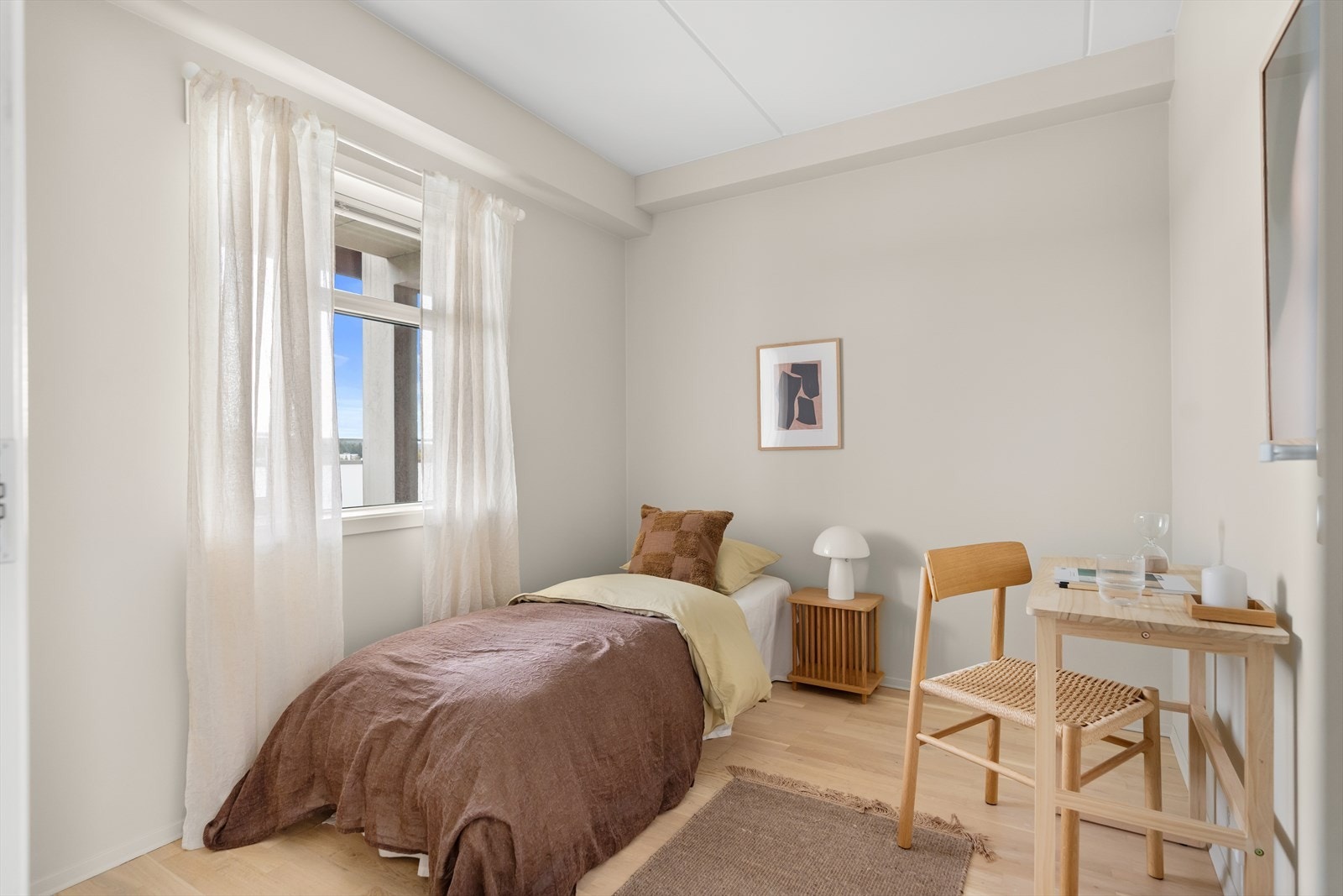 Soverom med god plass til dobbeltseng, nattbord og garderobe. Galleribilde