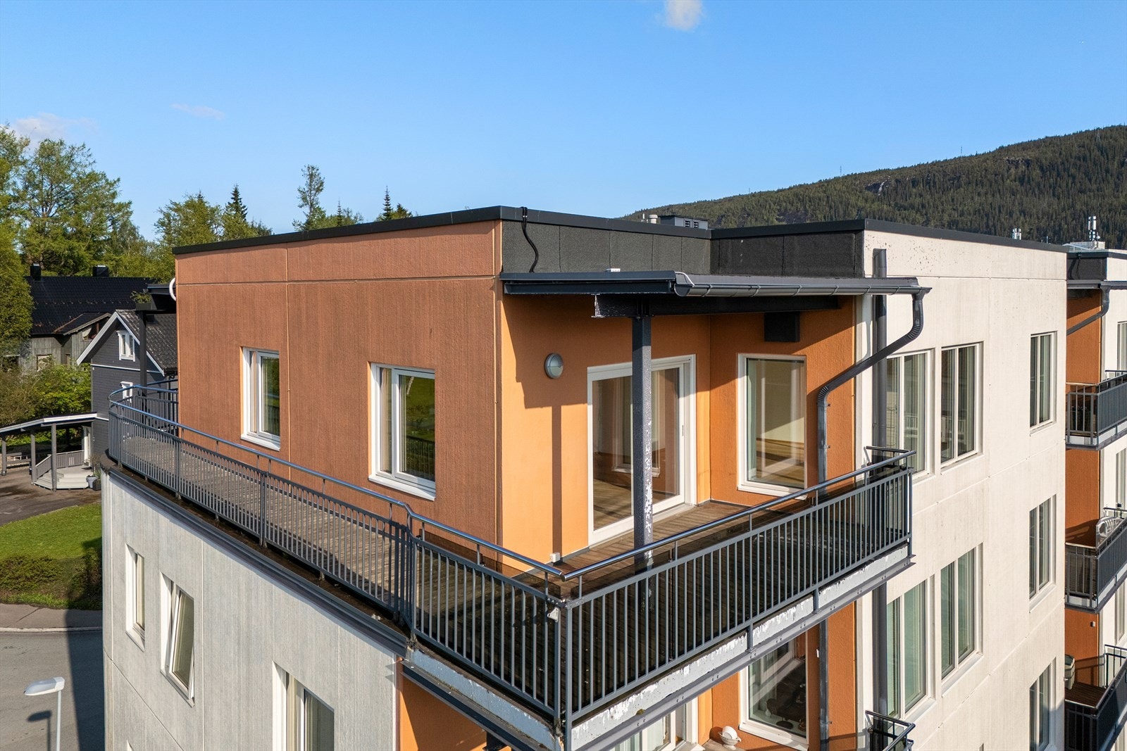 Leiligheta kan friste med gode tekniske spesifikasjoner som hever bokvaliteten. Her nevnes vannbåren fjernvarme og varmtvann, balansert ventilasjonsanlegg, heis og parkering i oppvarmet parkeringskjeller. Galleribilde