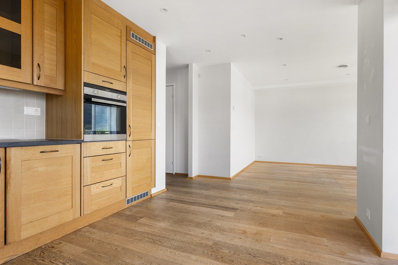 Med i handelen finnes stekeovn, platetopp, integrert oppvaskmaskin og integrert kjøl- og fryseskap. Galleribilde