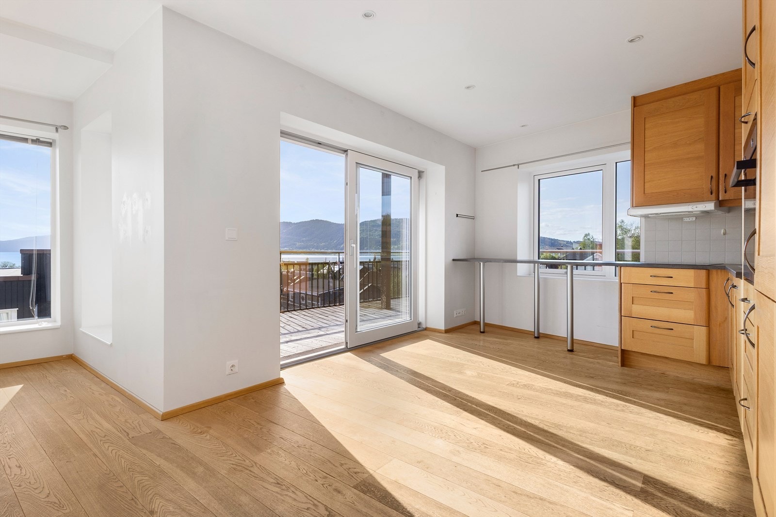 Ved vinduet er innredningen trukket ut med en barløsning. På kjøkkensiden har du en stor skyvetettdør som tar deg ut på en romslig balkong på hele 23m2. Galleribilde