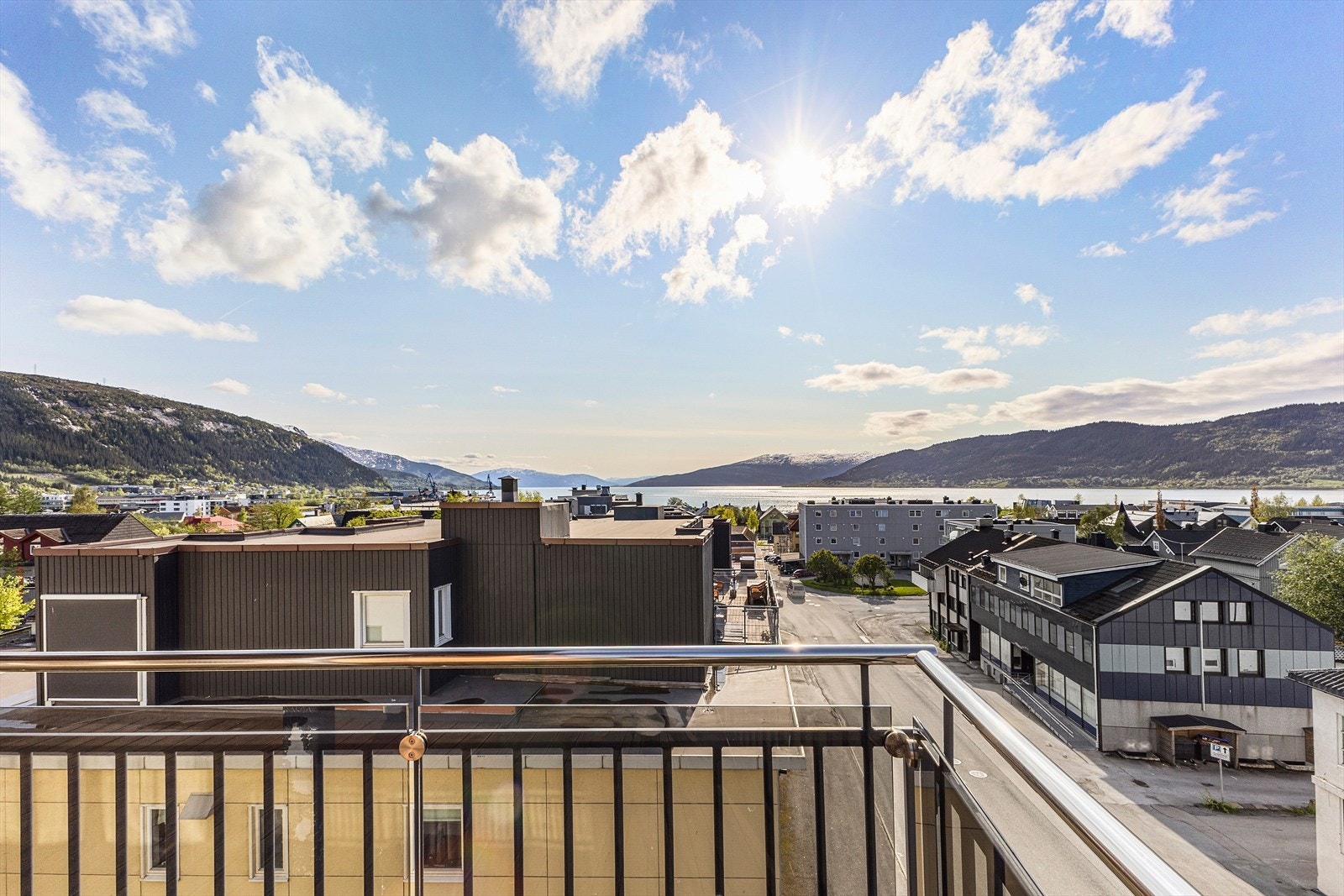 Velkommen til Lars Meyers gate 14. Har tar du heisen fra parkeringskjelleren eller fra bakkenivå, første etasje, helt opp til fjerde etasje - Ja, vi skal helt til topps, for det er her du finner utsikta! Galleribilde