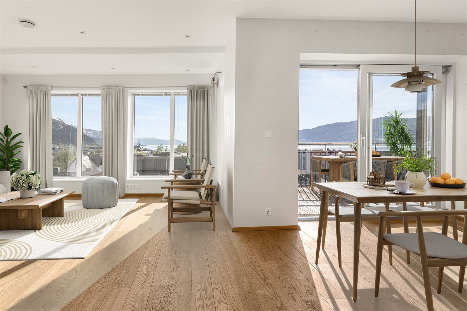 Det første du legger merke til er den majestetiske utsikta! Vi er såpass høyt i både terreng og etasje at du ser over bebyggelsen i sentrum og har fritt utsyn mot Ranfjorden, Mofjellet og Båsmofjellet. (Digitalt møblert) Galleribilde