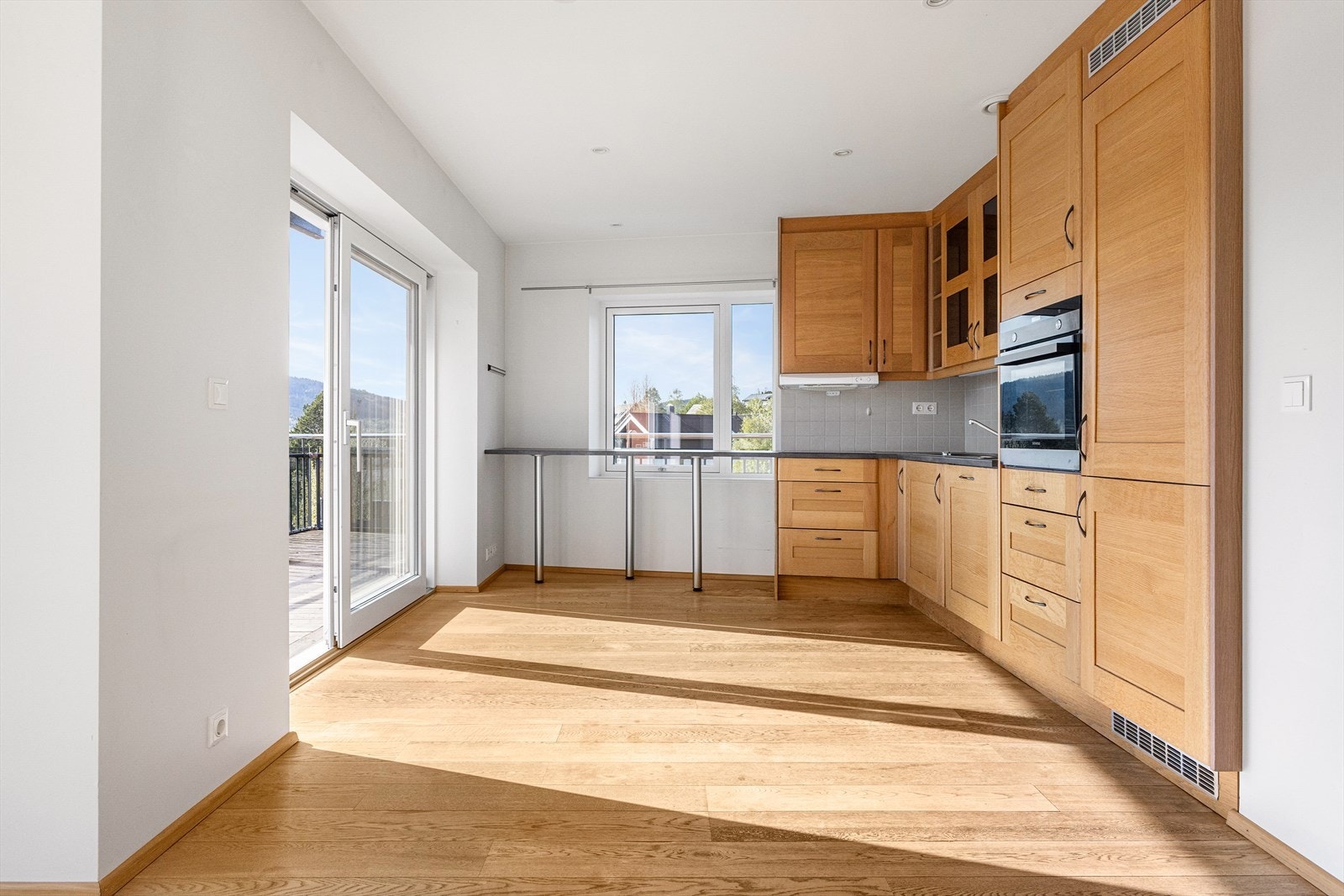 Kjøkkenet har en flott, klassisk og tidløs innredning med fronter i heltre eik. Galleribilde