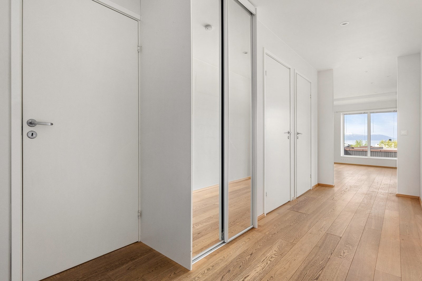 Yttertøyet henger du i skyvedørsgarderoben. Galleribilde