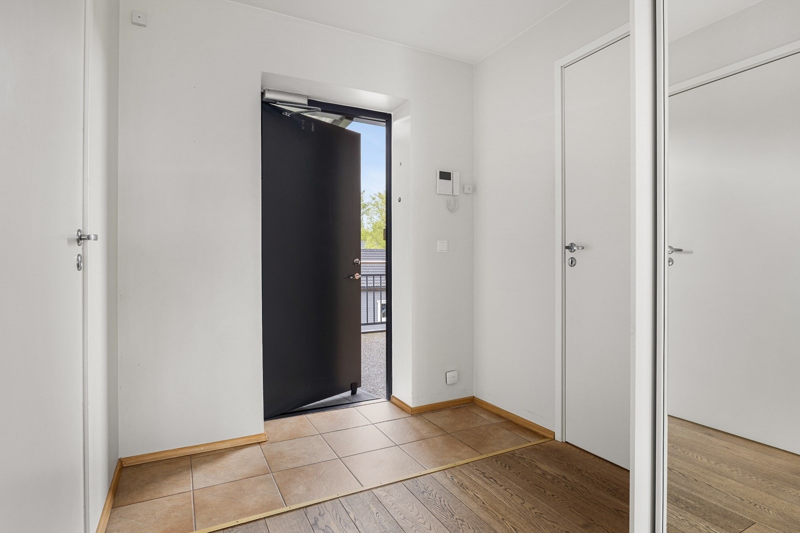 Inn inngangsdøren blir du møtt av en lys og fin gang. Denne har flislagt felt rett innenfor inngangsdøra, slik at du slipper å bekymre deg for fukt fra sko på parketten. Galleribilde