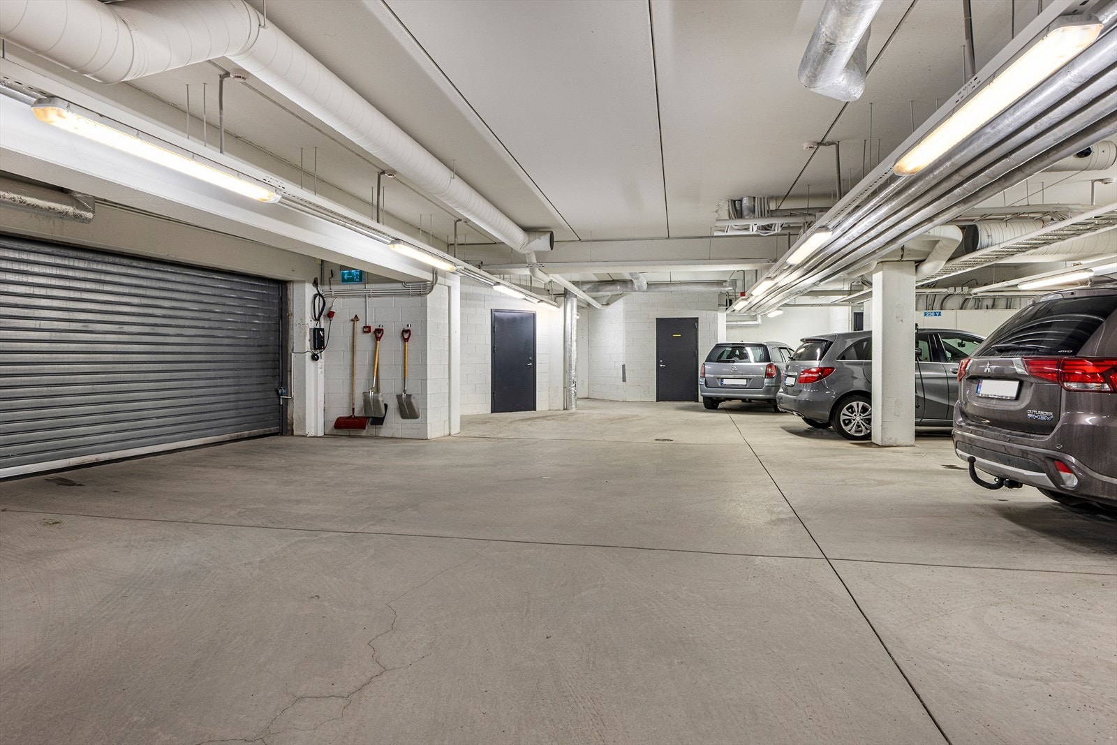 Parkering i felles garasjeanlegg. Andelen har disponert parkeringsplass som er handicaptilpasset. Andelen kan bli tildelt en annen parkerisplass iht. oppsatt løsning i borettslaget. Galleribilde