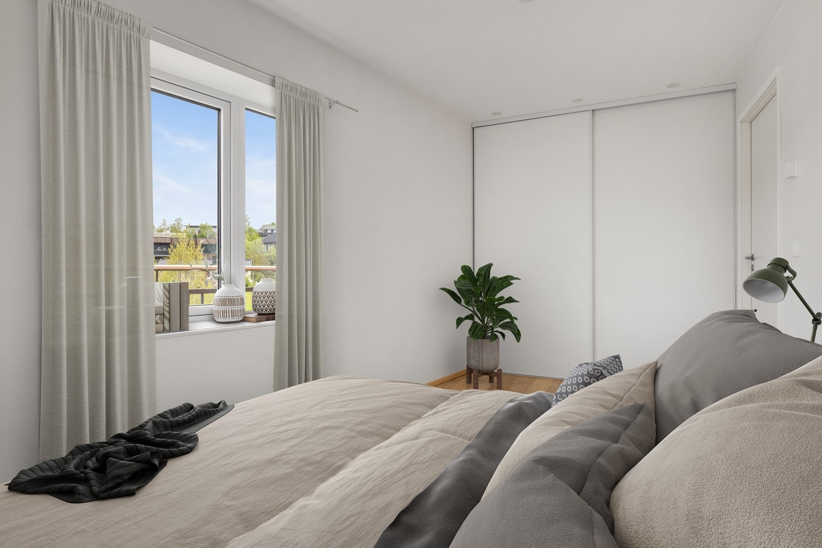 I den andre enden av rommet er det skyvedørsgarderobe. (Digitalt møblert) Galleribilde