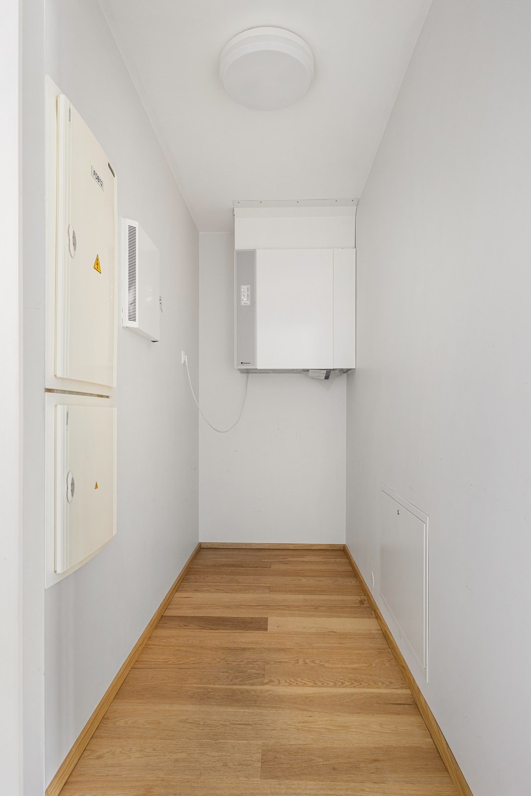 Mellom soverom og bad finner du en bod/teknisk rom. Her finner du blant annet aggregatet til det balanserte ventilasjonsanlegget, sikringsskap og rørfordelingsskap. Det er også plass til oppbevaring dersom det skulle være behov for det. Galleribilde