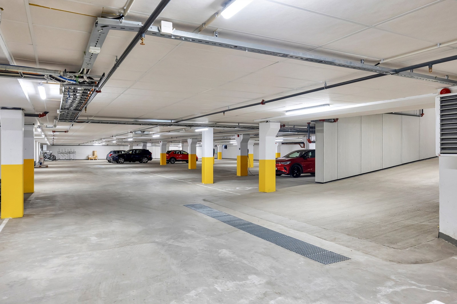 Parkering i garasjekjeller Galleribilde