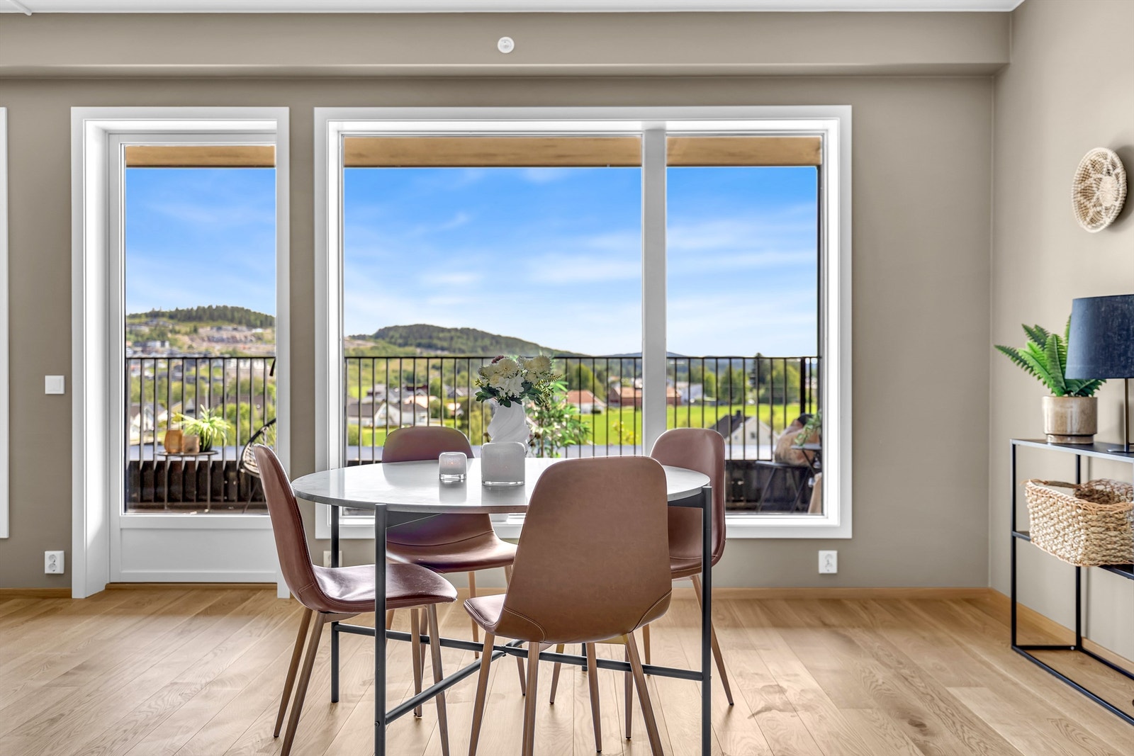 Lys og innbydende spisestue med utsikt mot naturskjønne omgivelser Galleribilde