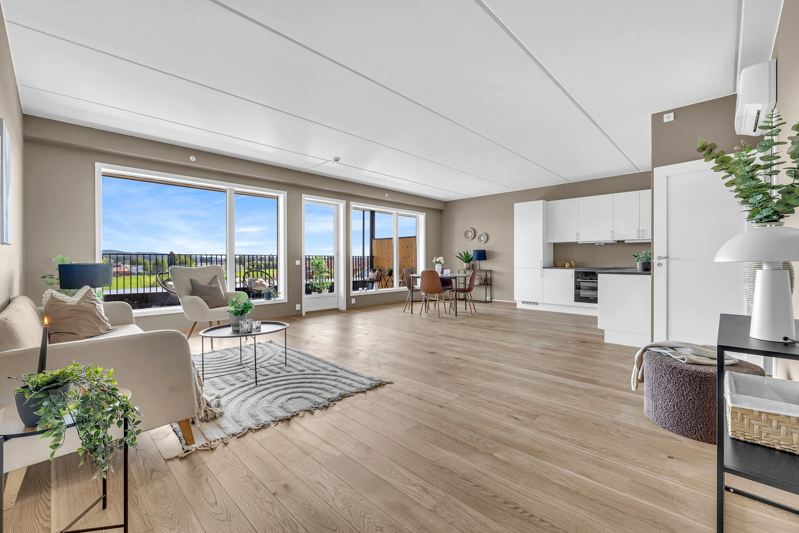 Store vinduer som slipper inn rikelig med dagslys Galleribilde