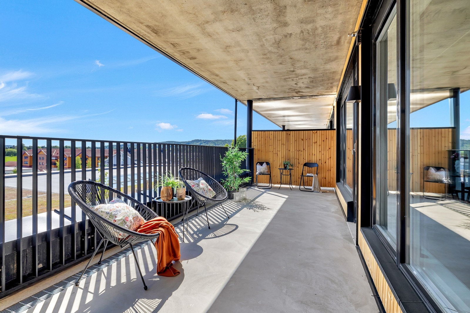 Romslig sørvendt balkong på ca. 24 kvm med gode solforhold. God plass til flere sittegrupper - perfekt for avslapning og sosiale sammenkomster Galleribilde