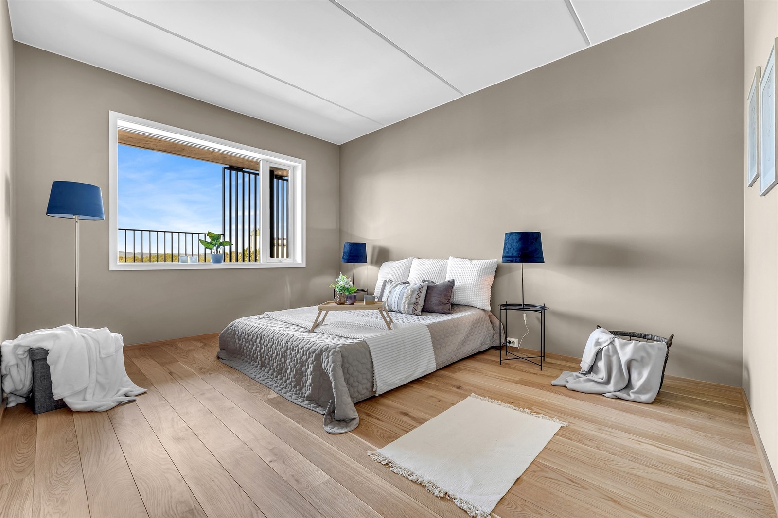 Hovedsoverom med god plass til garderobeskap og dobbeltseng Galleribilde