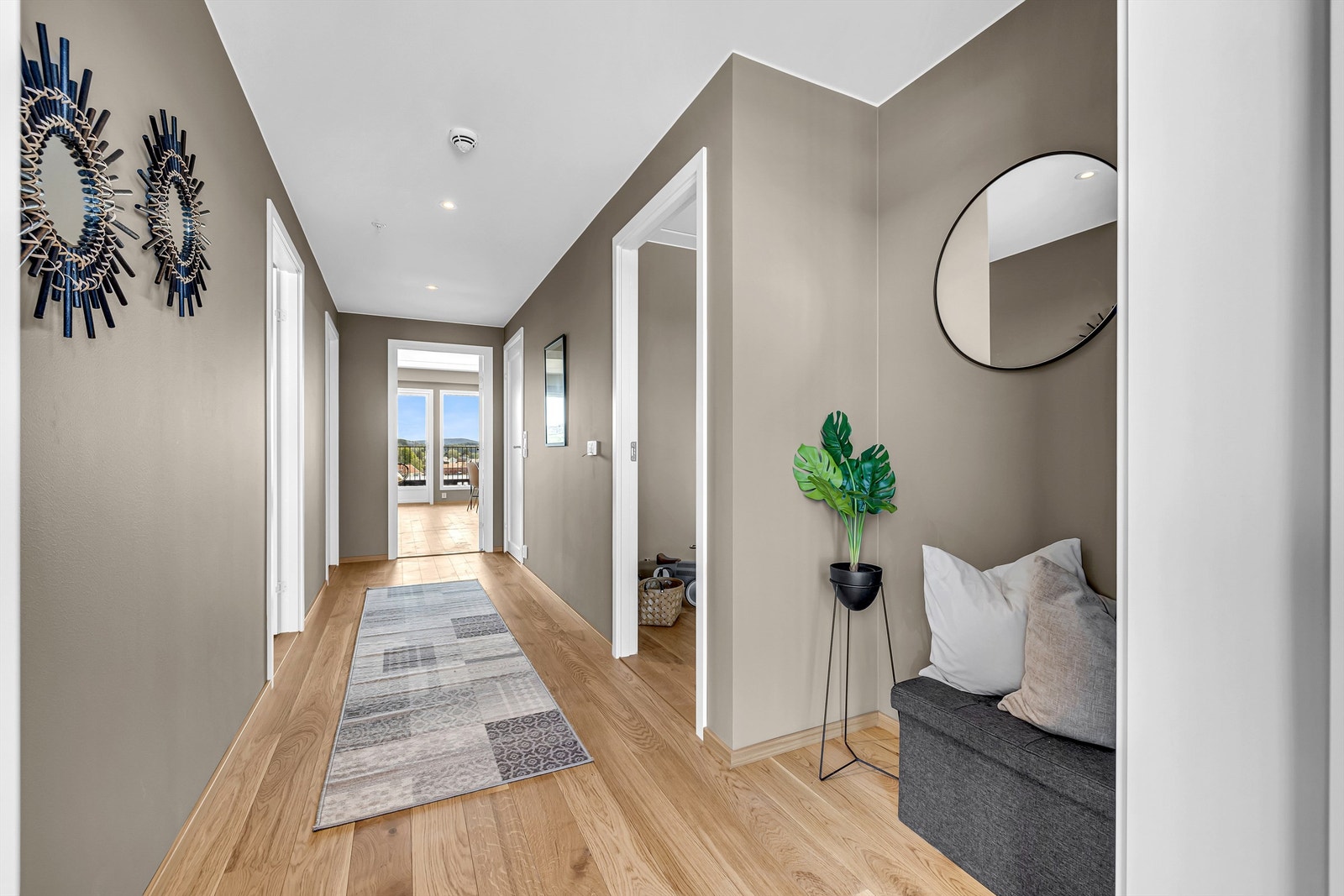 Stilren og funksjonell entré. God plass til oppbevaring og en åpen løsning som gir et flott førsteinntrykk av boligen. Galleribilde