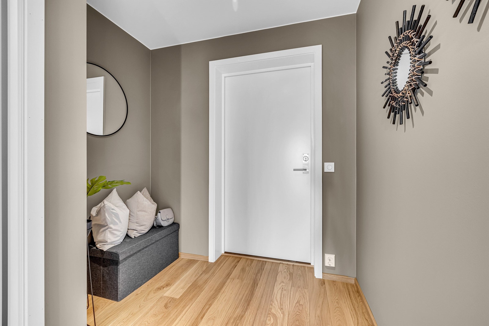 Leiligheten har en lys og romslig entré, med plass til garderobeløsning Galleribilde
