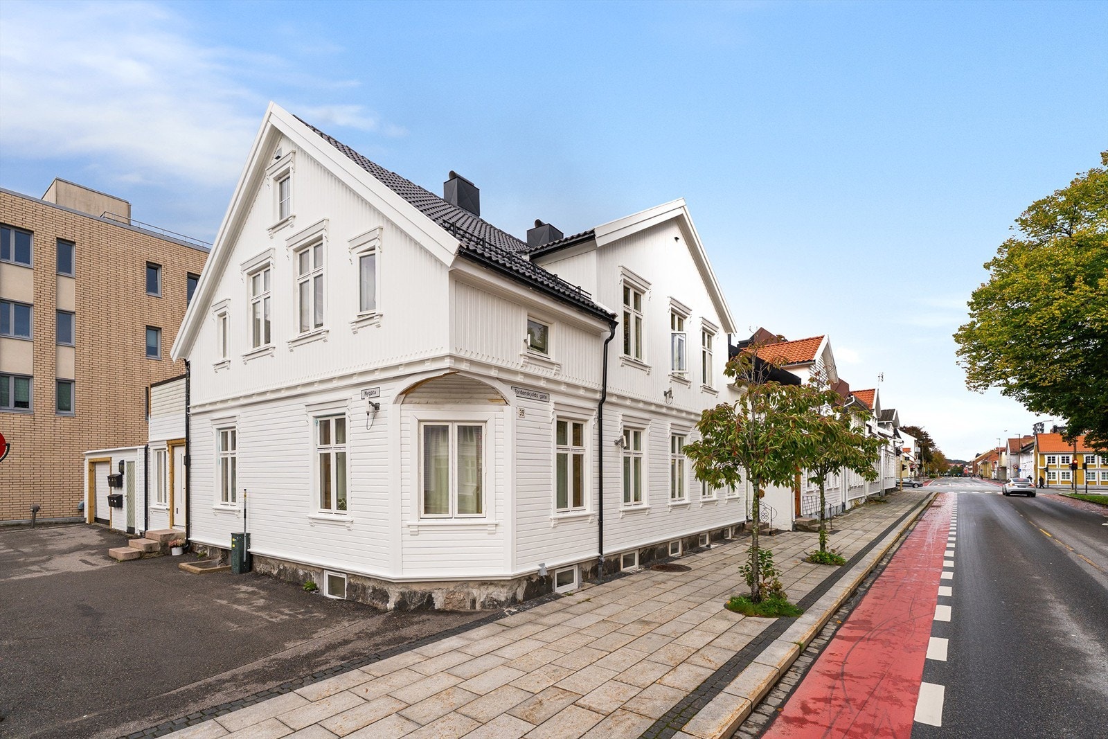 Velholdt og flott fasade - Inngang til bod via bakgård ved porten til venstre med postkassene Galleribilde