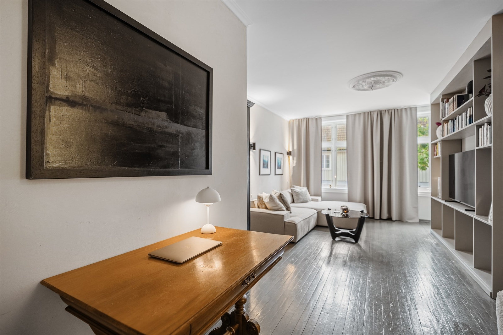 Praktisk krok med plass til kontorpult, vitrineskap eller pynt Galleribilde