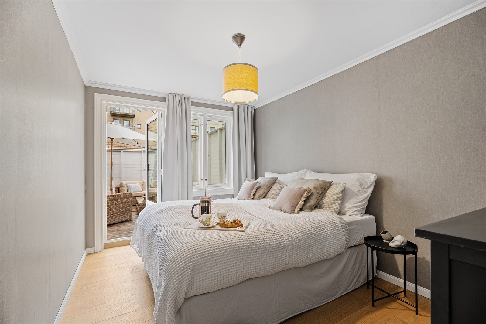 Pen parkett på gulv med varmekabler og utgang til terrasse Galleribilde