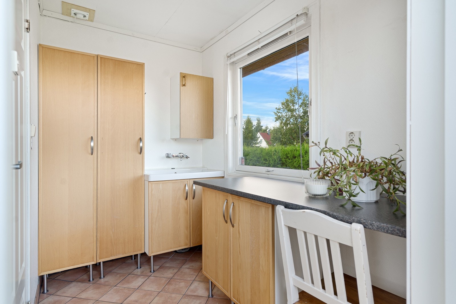 Praktisk vaskerom med god skapplass Galleribilde