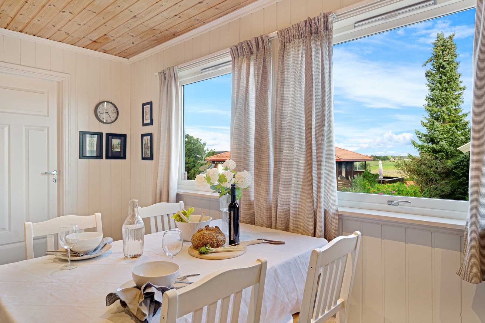 Spiseplasen på kjøkkenet er plassert ved vinduene Galleribilde