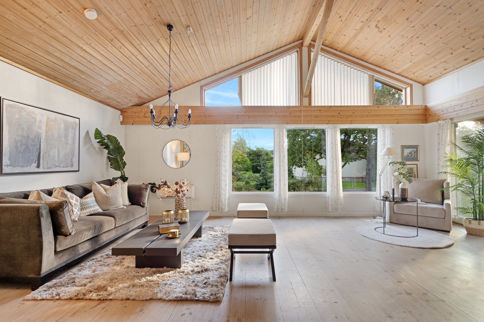 Stor stue med ekstra god takhøyde Galleribilde