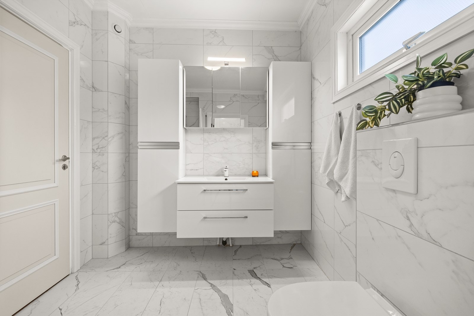 Vegghengt innredning med nedfelt servant Galleribilde