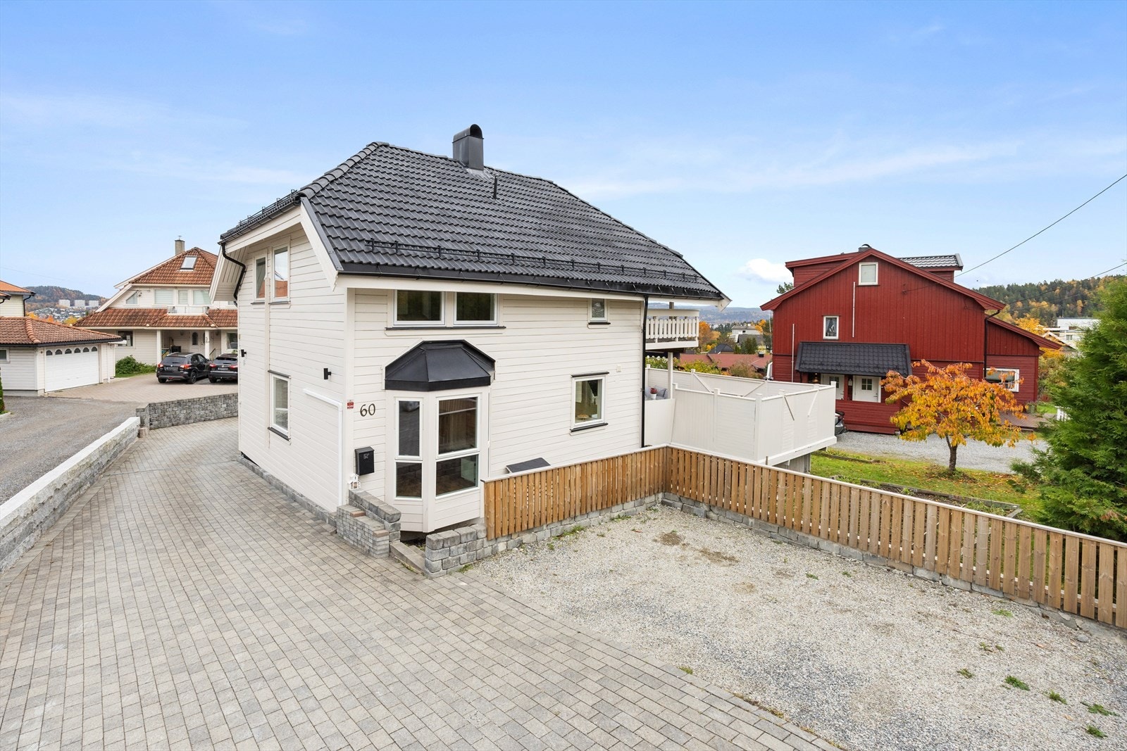 Alle vinduer er byttet ut med nye karmer og lister (kun to terrassedører som ikke er byttet) Galleribilde