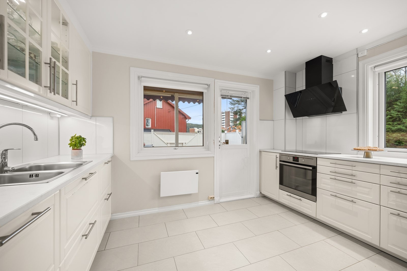 Integrerte hvitevarer på kjøkken medfølger Galleribilde