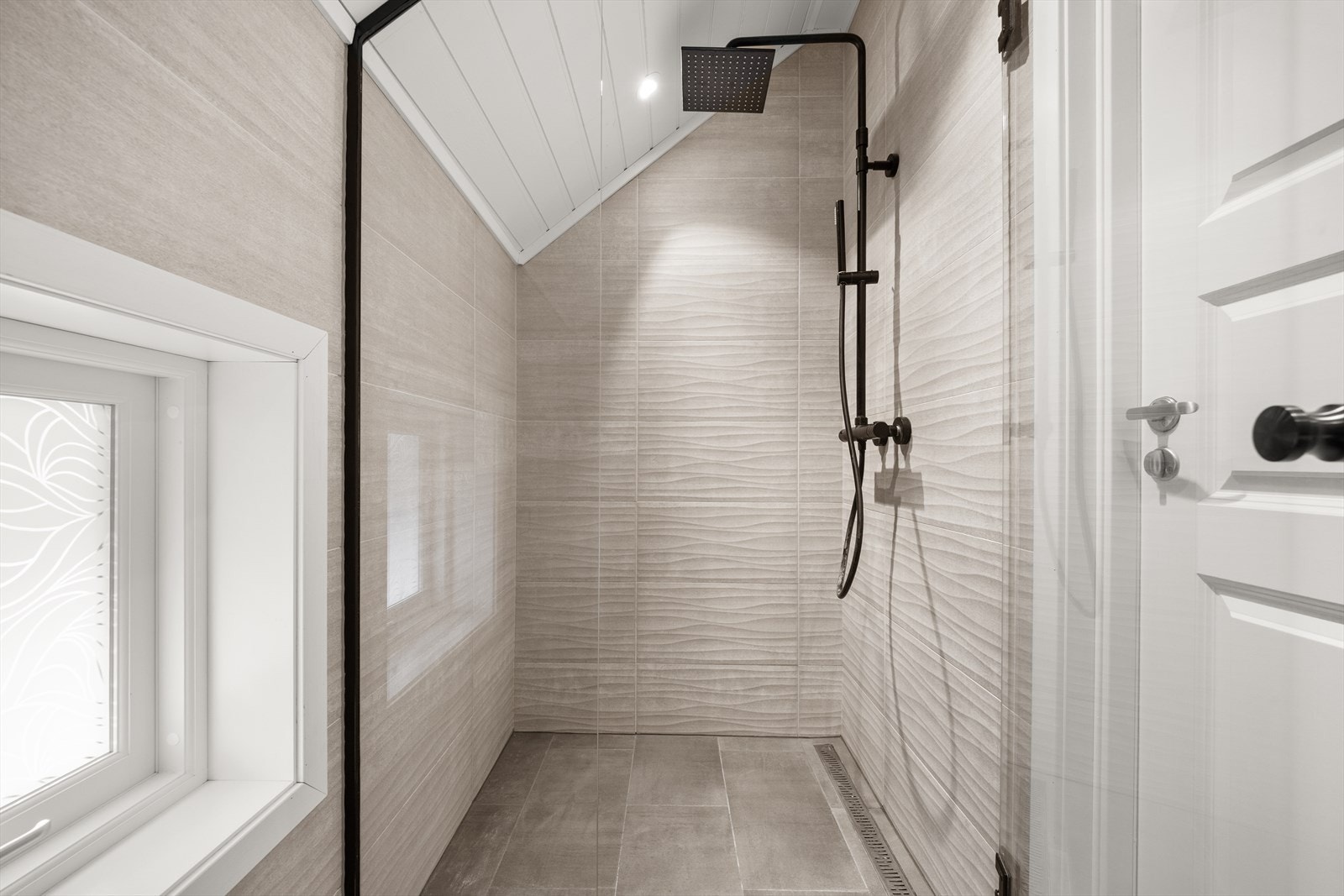 Romslig dusj med regnfallsarmatur Galleribilde