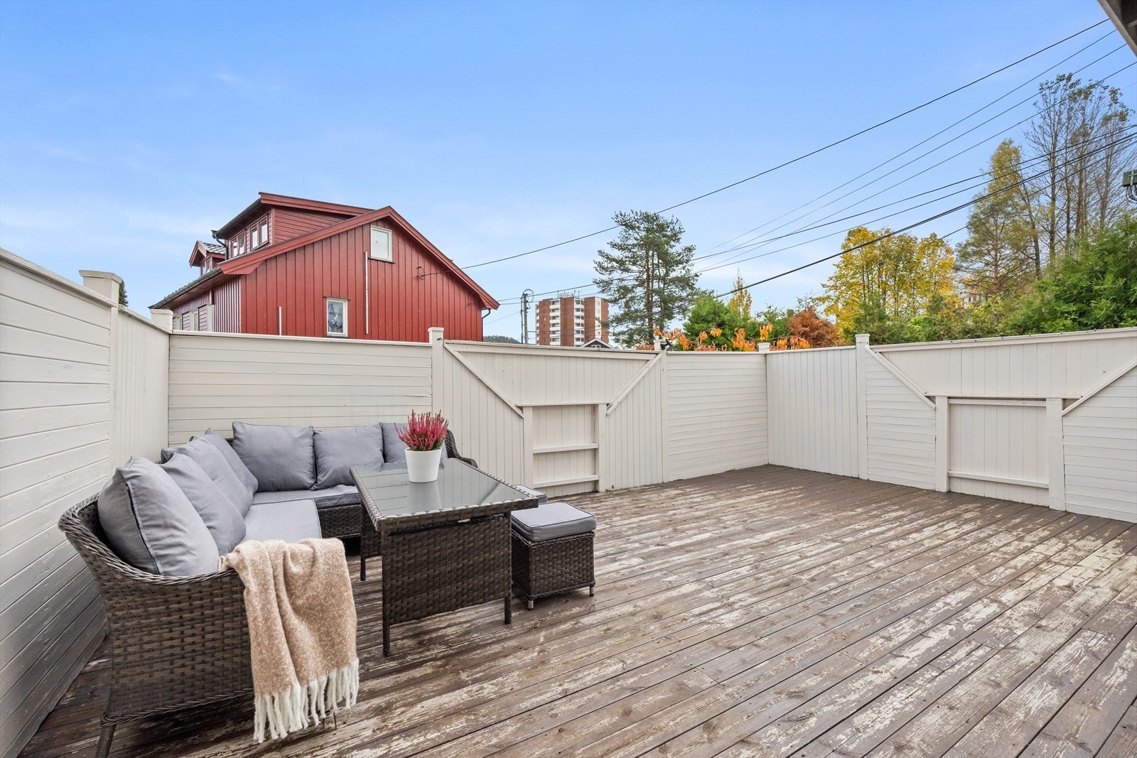 Eiendommen ligger solrikt til, med sol fra tidlig morgen til ca 19-tiden midtsommers Galleribilde