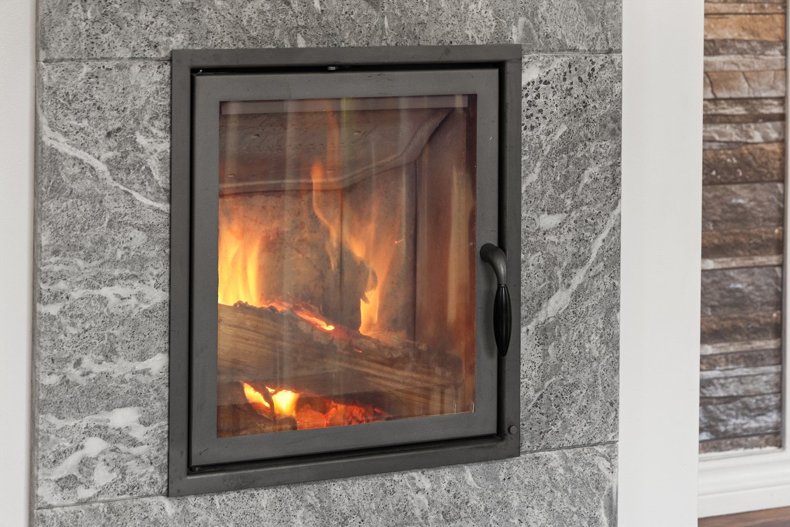 Stuen har både effektiv klebersteinsovn, samt varmepumpe Galleribilde