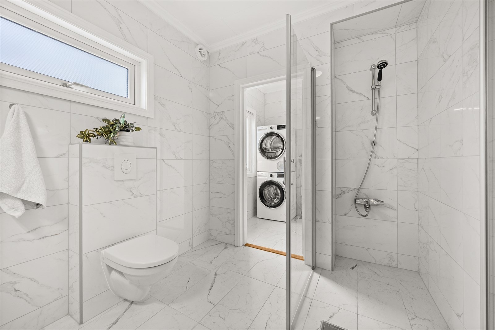 Etasjen har et flott bad, oppusset med flis på flis Galleribilde