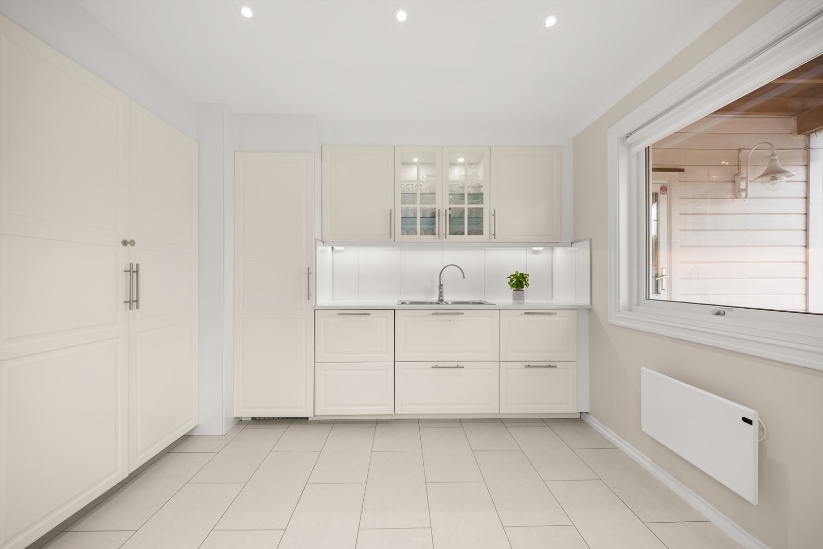 Her har man rikt med skap- og skuffeplass Galleribilde