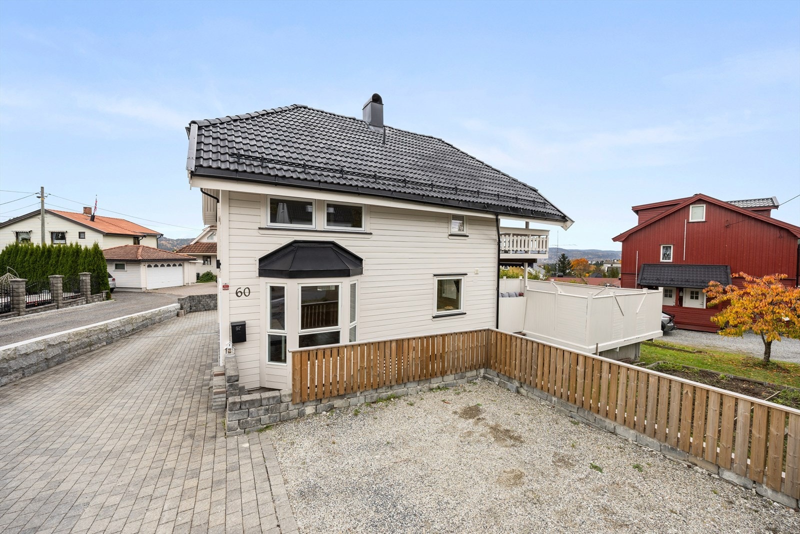 Eiendommen har enkel adkomst, med egen snuplass og biloppstilling Galleribilde