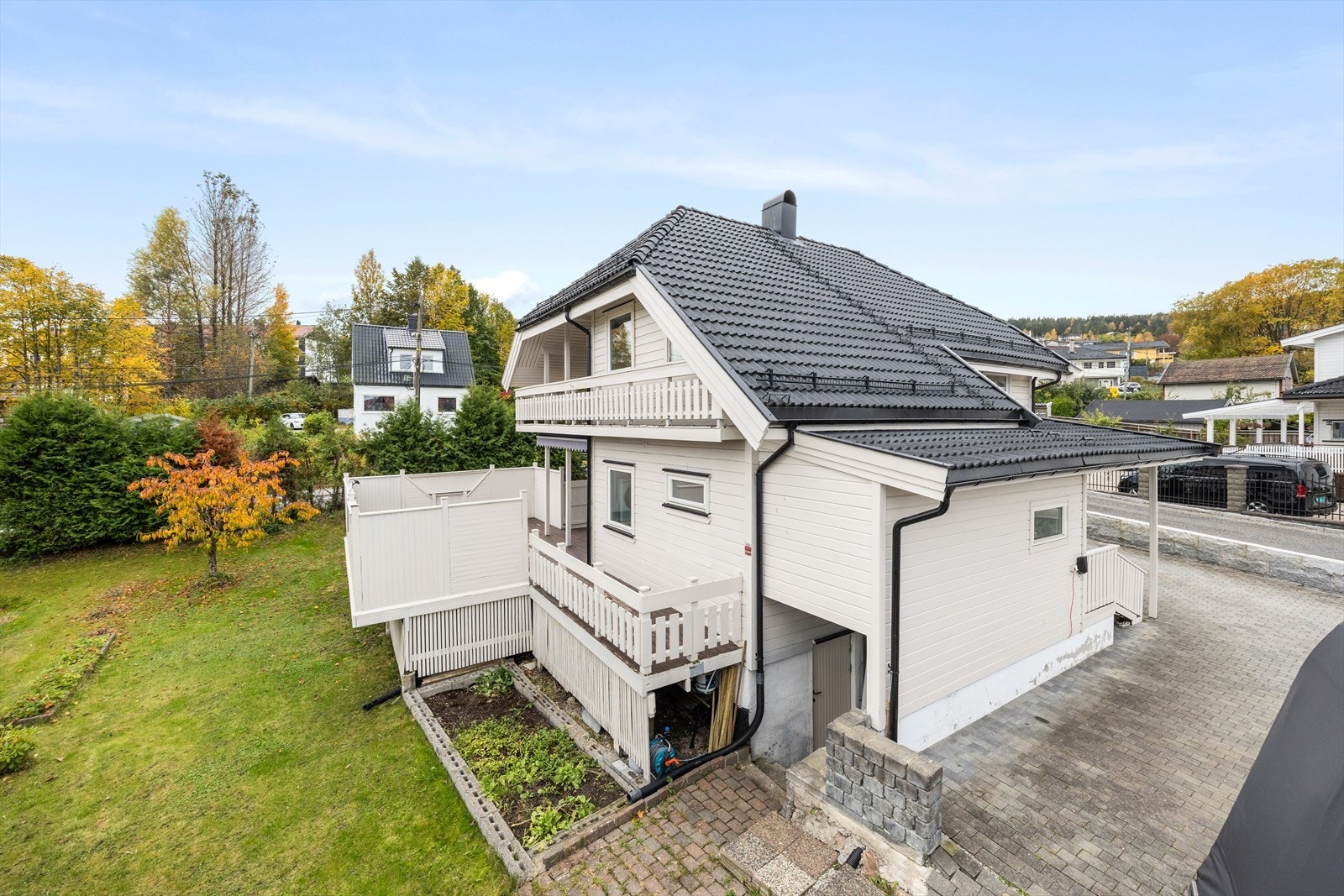 Fasaden ble malt i 2024, samt har taket fått takrens og blitt malt samme år Galleribilde