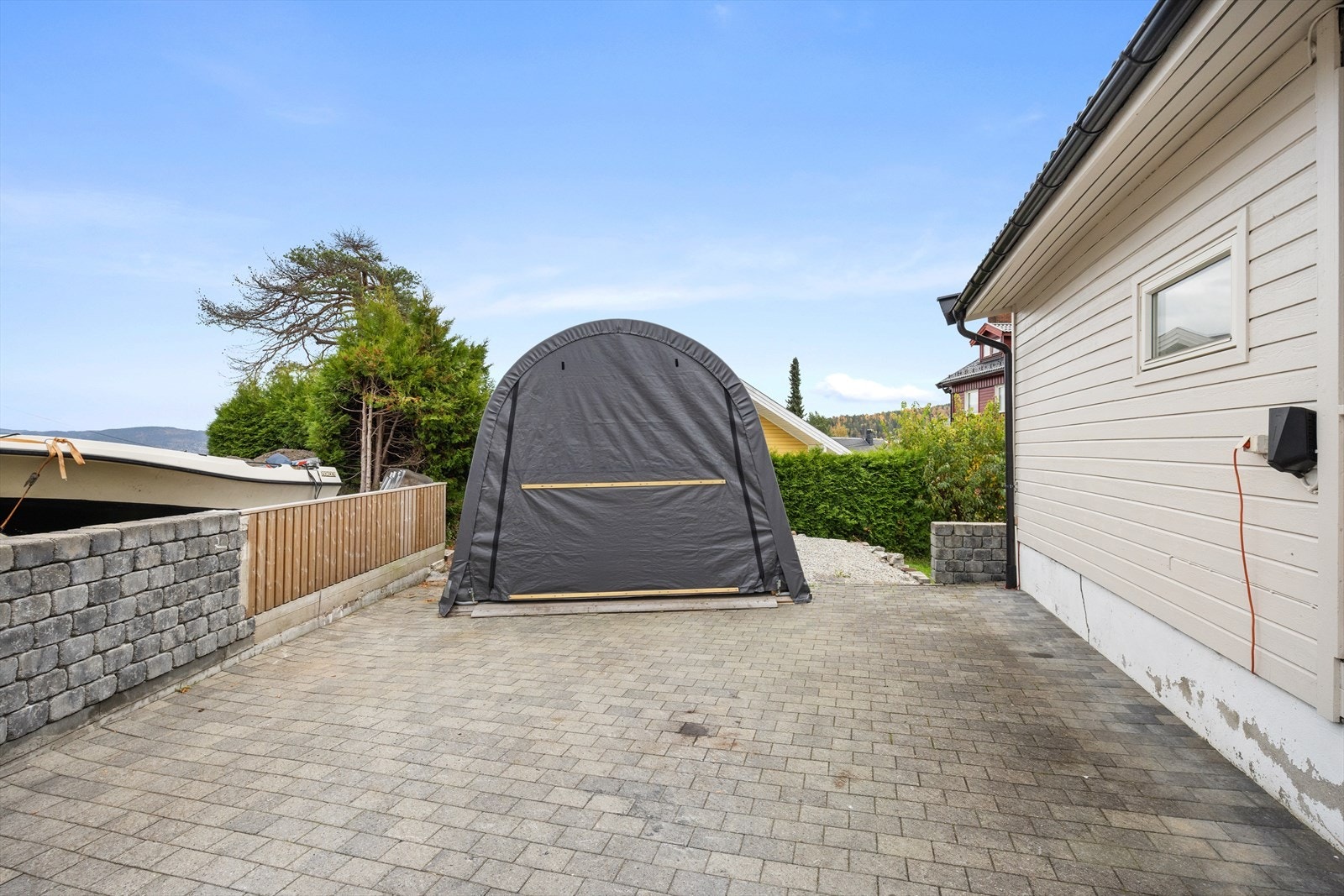 Tomten er påkostet med steinlagt parkeringsplass i 2024 Galleribilde