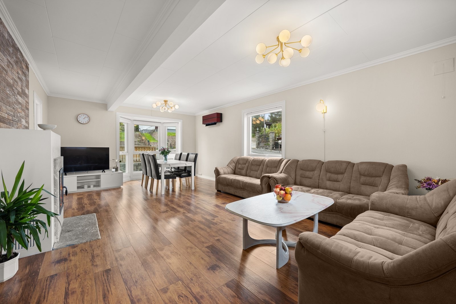 Stuen er av god størrelse, med plass for både sofa og spisemøblement Galleribilde