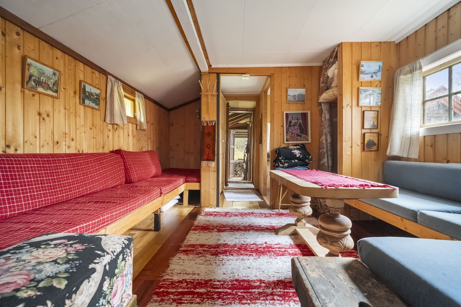 - Anneks på eiendommen har stue/soverom, kjøkken, utedo og flere boder for oppbevaring - Galleribilde