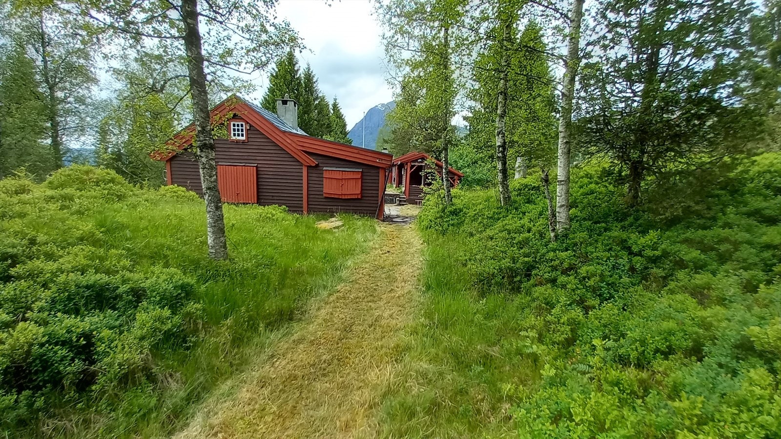 - I bakgrunnen av eiendommen kan man skimte Storehesten - Galleribilde