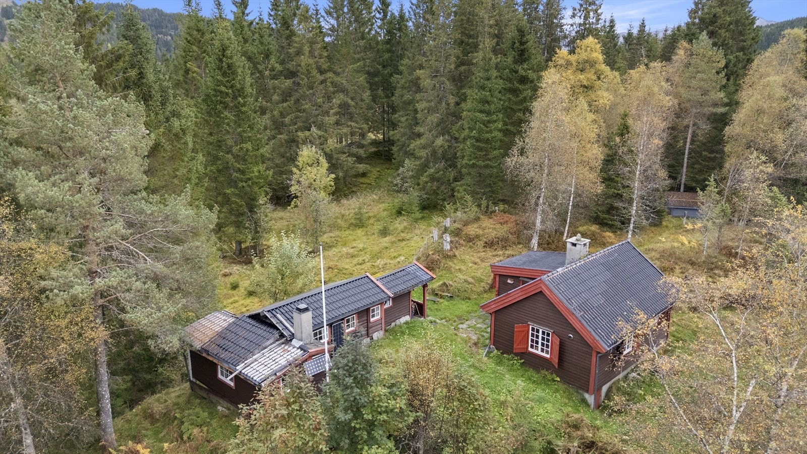 - Eiendommen ligger skjermet i naturskjønne omgivelser - Galleribilde