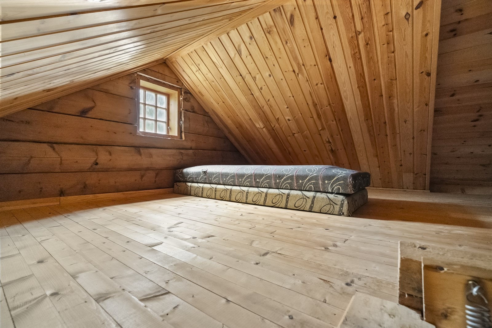 - Over spisestue/soverommet er det hems som kan benyttes til ekstra soveplasser - Galleribilde