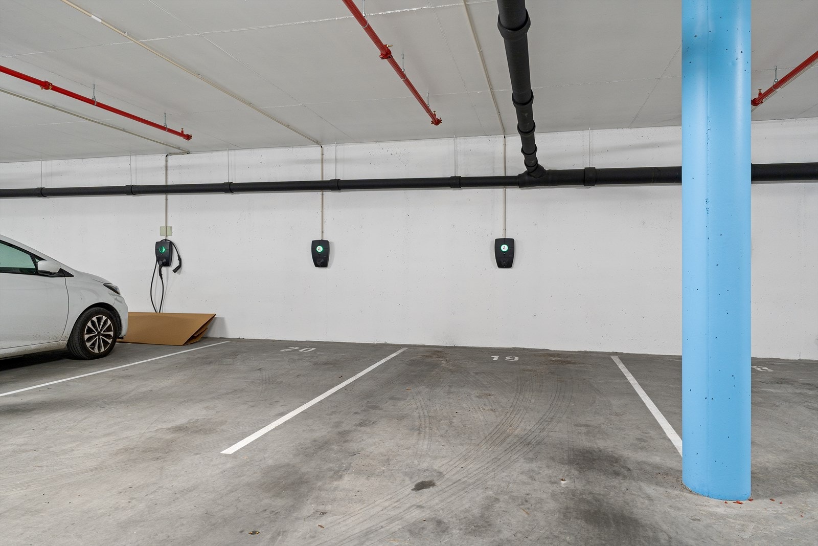 Det medfølger 1 parkeringsplass til aktuell leilighet, hvor det er satt opp el-bil lader. I tillegg medfølger det en ekstern bod på ca x kvm. i byggets underetg. Galleribilde