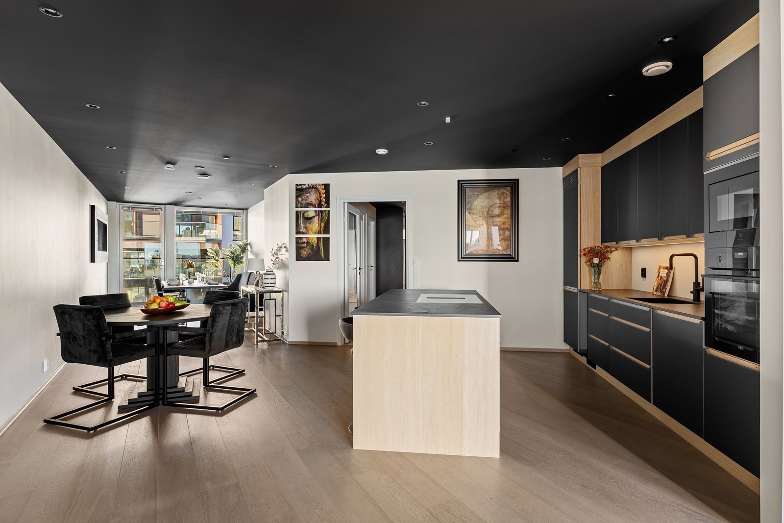 Rommet, slik det er i dag, har naturlig dagslys inn fra begge sider. Kjøkkenet er fra Strai Kjøkken med integrerte hvitevarer som platetopp med integrert ventilasjon, stekeovn, mikrobølgeovn, oppvaskmaskin, samt kjøleskap med frysedel. Galleribilde