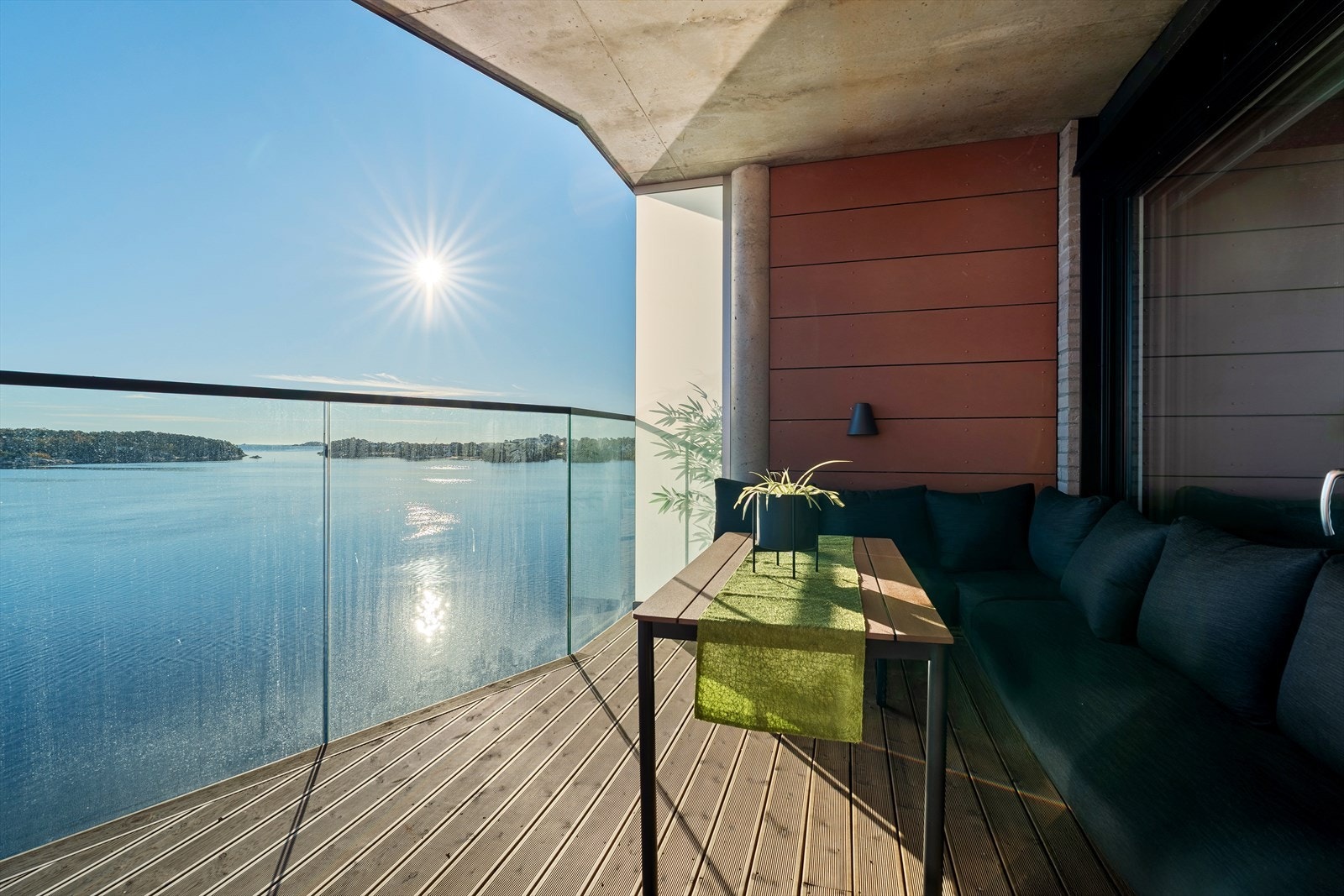 Balkongen ut fra stuen er av god størrelse på ca 11 kvm. I tillegg sitter du svært usjenert til på balkongen. Nåværende eier har syntes det har vært spesielt godt å være på balkongen da den ligger i le for vinden fra sørvest. Galleribilde